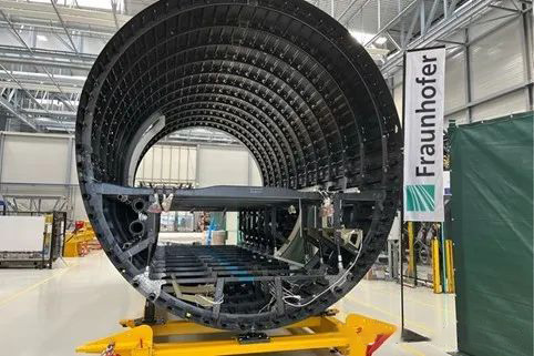 圖 2 位于德國(guó)施塔德弗勞恩霍夫研究所的MFFD飛機(jī)機(jī)身部件通過(guò)熱塑性復(fù)合材料焊接工藝進(jìn)行連接
